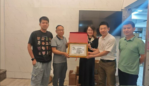 The General Manager of the Import and Export Company led a team to visit customers in Hangzhou to de